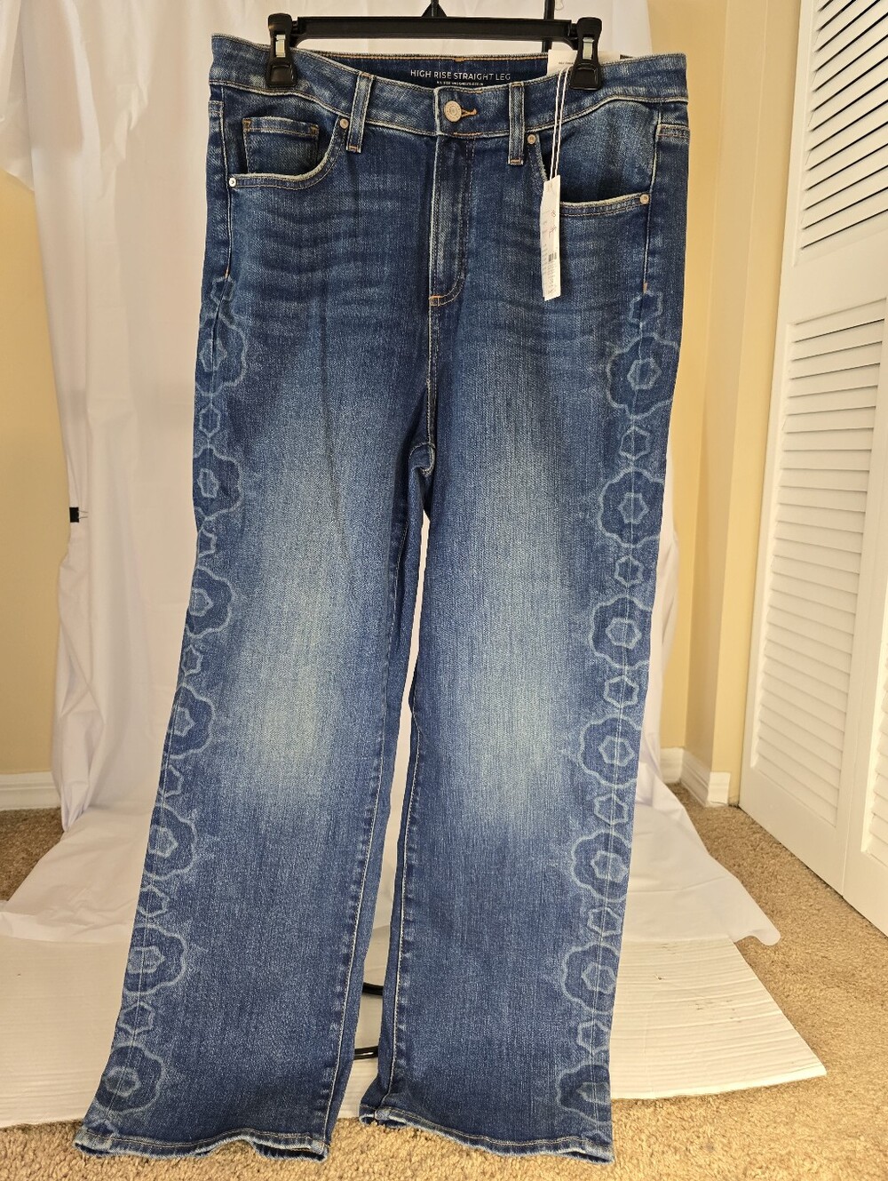 NWT Chico's High Rise Straight Leg Jeans Size 2R Laser Etched Floral Medallion